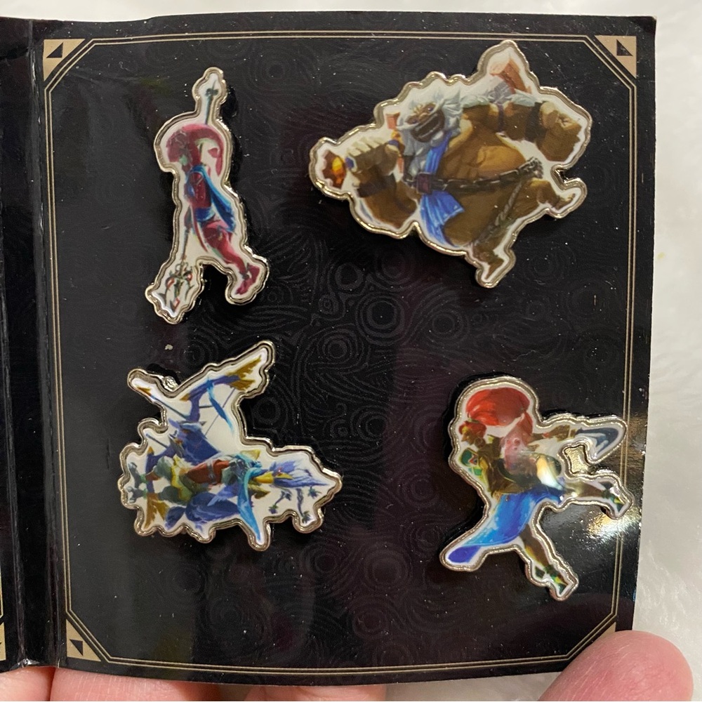 NWT Official Nintendo The Legend of Zelda Breath of the Wild Champions Pin Set - Picture 2 of 5